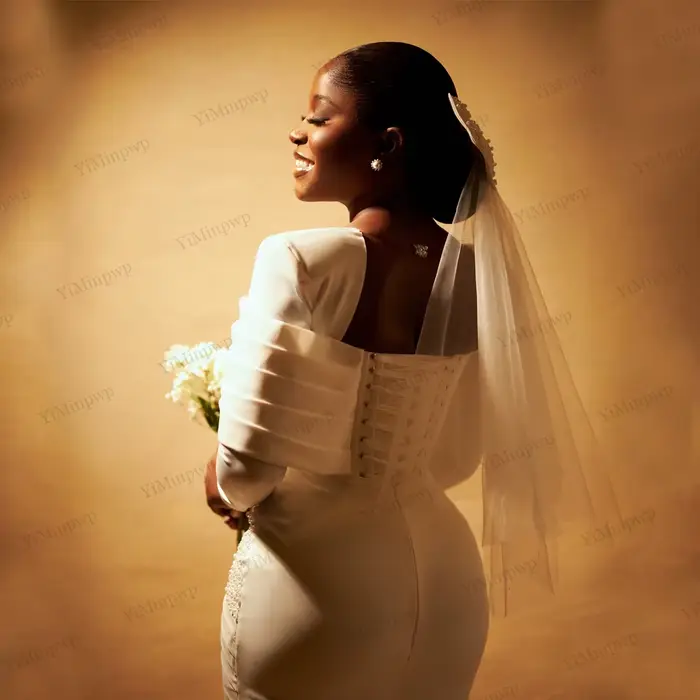 Robe de Mariée Personnalisée en Satin Plissé Ivoire avec Décolleté Cuillère et Perles Brodées pour Cérémonies de Mariage Civils et Soirées de Fiançailles Africaines