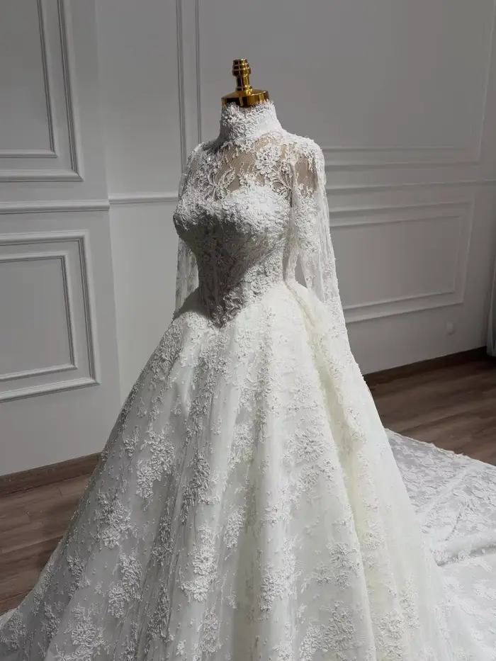 Robe de mariée élégante en dentelle perlée à manches longues et col montant