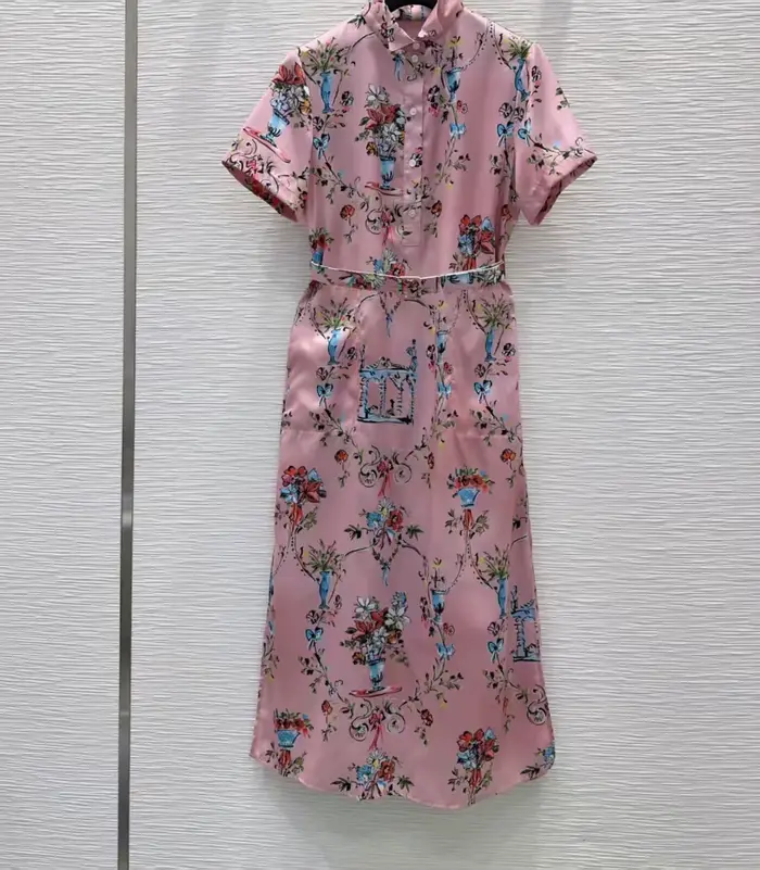 Robe d'été élégante rose à imprimé floral col montant manches courtes pour femmes occasions spéciales