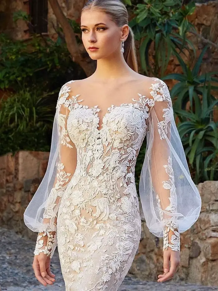 Robe de mariée fourreau à col en V avec appliques en dentelle