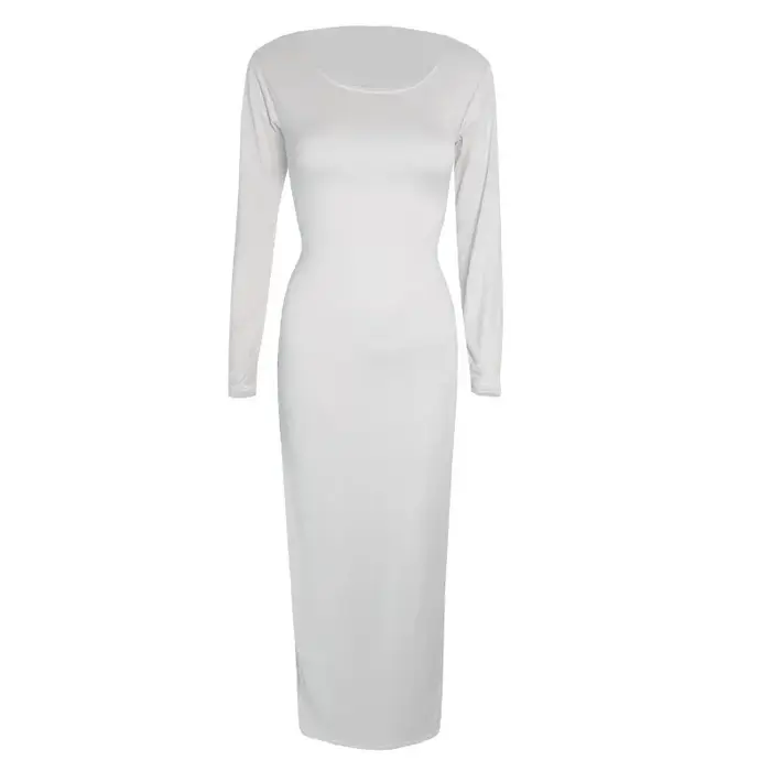 Robe noire longue à manches longues et col rond