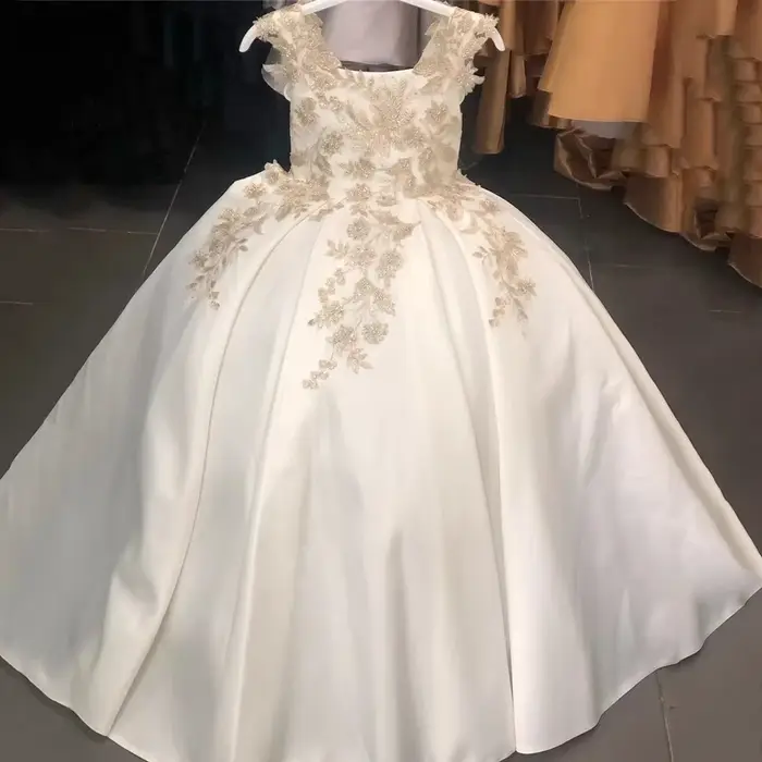 Robe de Rhen satin et dentelle pour filles