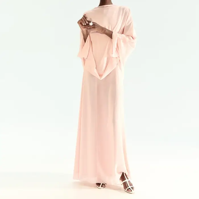 Robe longue élégante rose à col montant et cape pour femme