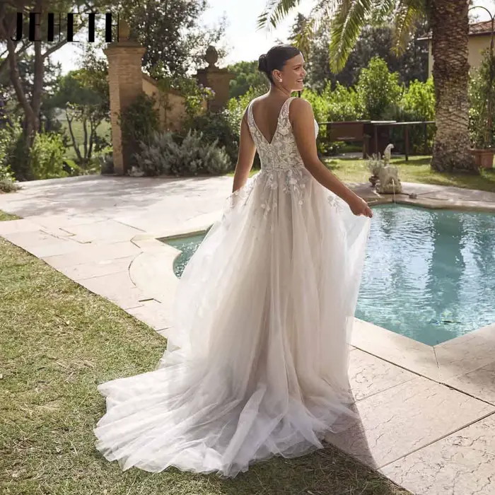 JEHETH Robe de Mariée Tulle Coupe A Bretelles Fines Col V Profond Appliques Dentelle Florale 3D Dos V Bas Traîne