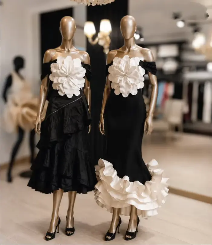 2 modèles de robes de soirée à épaules dénudées avec fleurs 3D