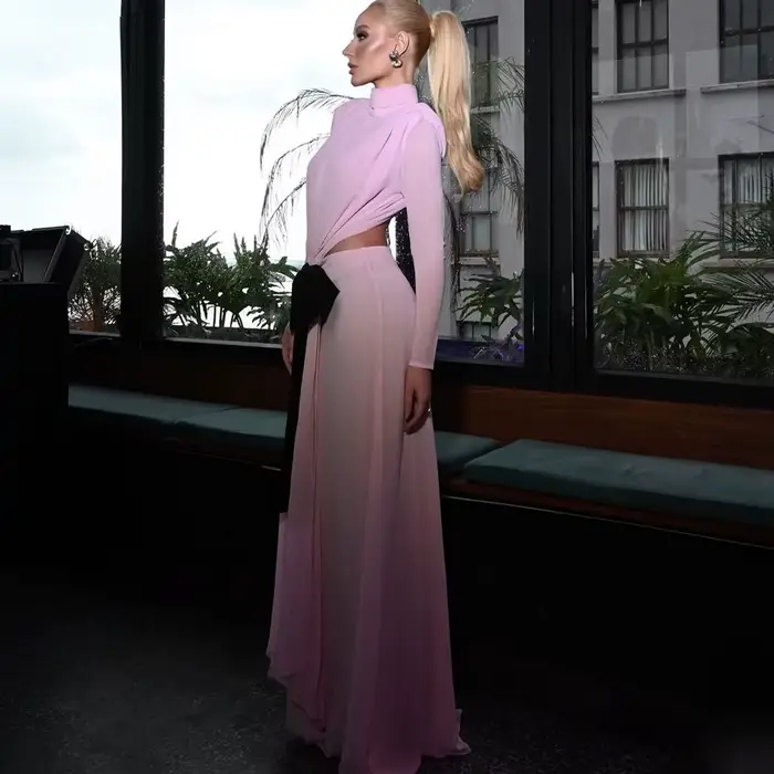 Robe de soirée rose avec nœud noir et col montant sexy pour femmes, élégante et polyvalente pour occasions spéciales ```