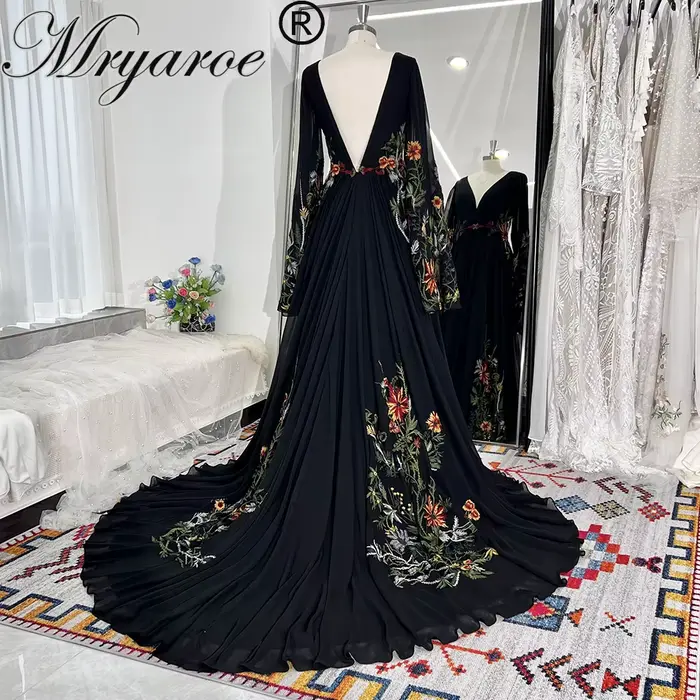 Mryarce robe de mariée noire à manches longues une ligne robes de mariée brodées florales colorées