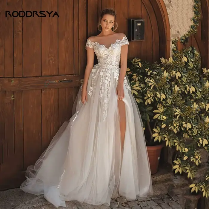 Robe de mariée bohème en polyester tulle avec fente haute pour femmes, disponible en couleurs variées et sur mesure pour toutes les occasions spéciales