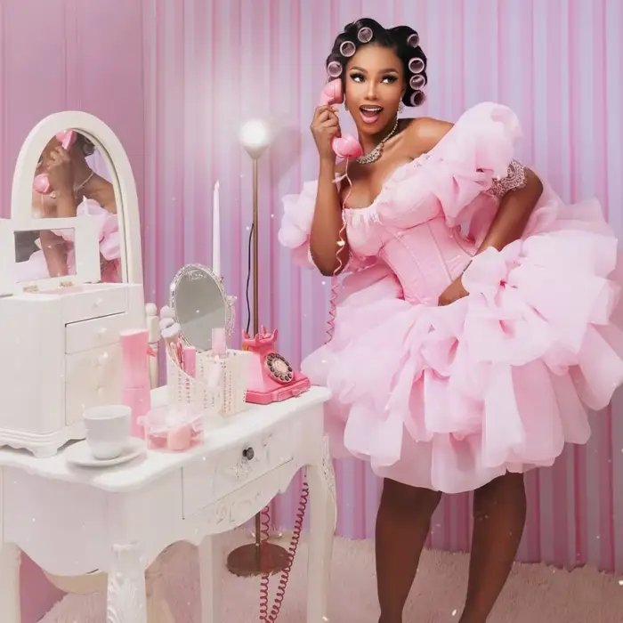 Robe de soirée rose mignonne à épaules dénudées et manches bouffantes
