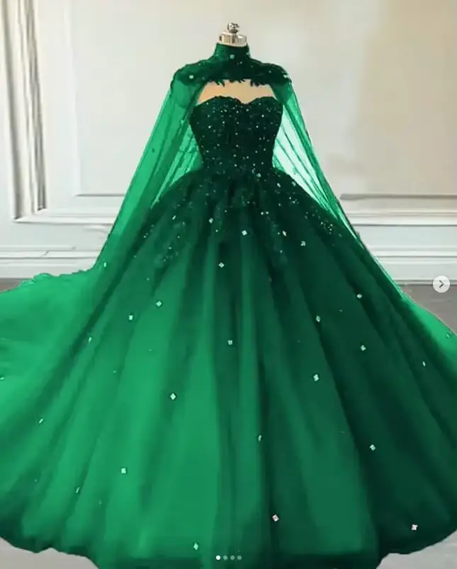 Robe de mariée princesse vintage vert émeraude, avec corset à lacets perlés appliqués en cœur gothiq