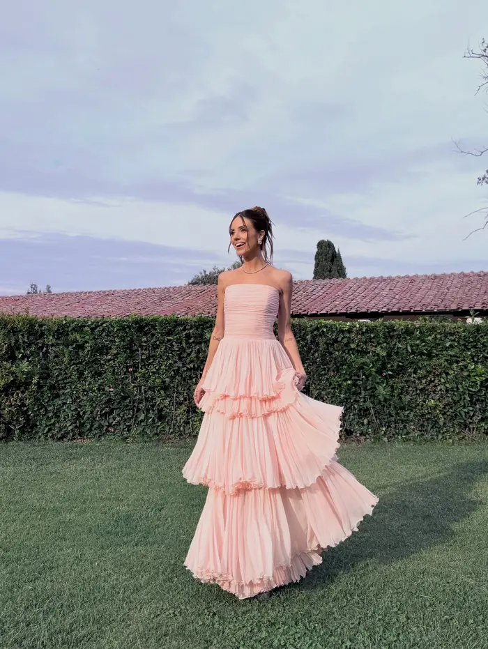 Robe de soirée en mousseline rose poudré à volants superposés avec cape détachable