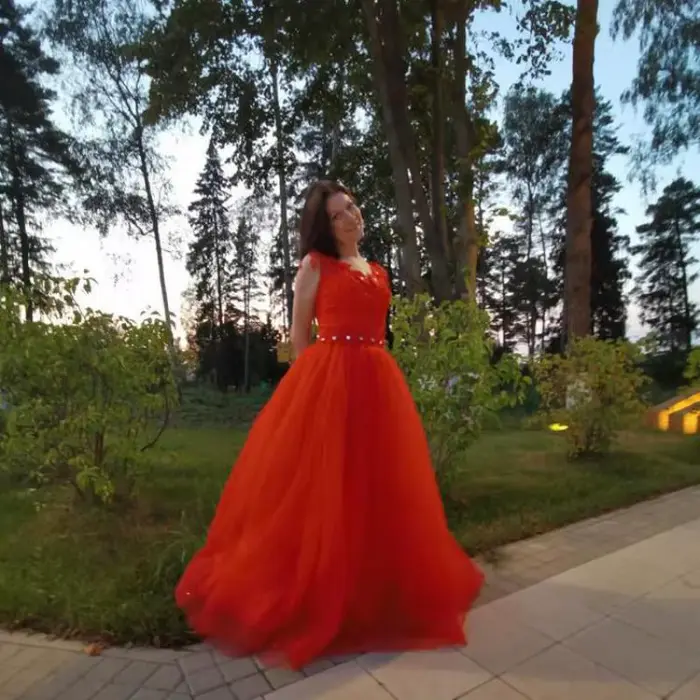 Robe de mariée brodée en dentelle à col en V personnalisé