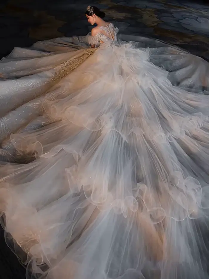 Robe de Mariée Festonnée en Dentelle et Paillettes