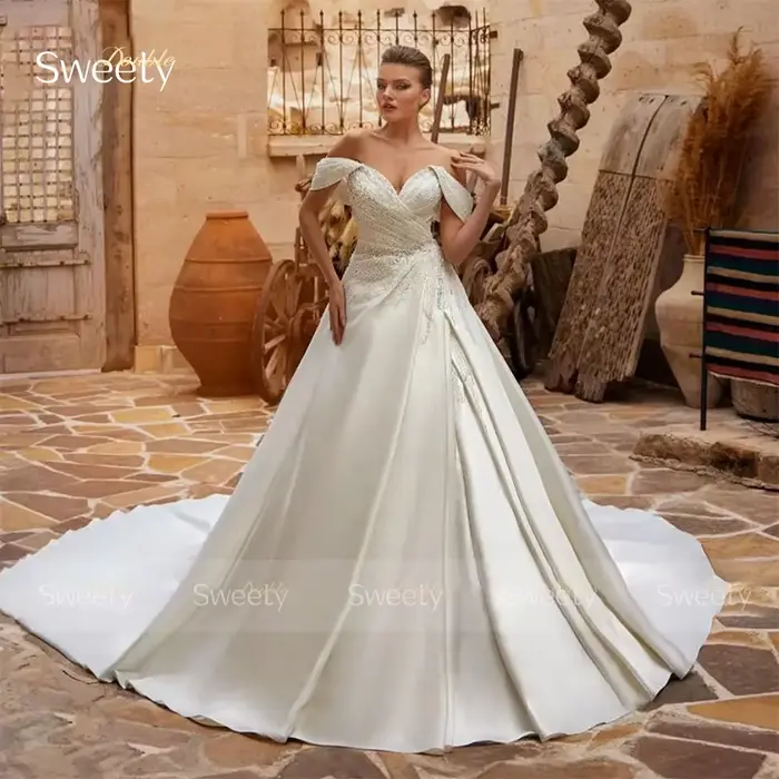 Robe de mariée vintage en satin et dentelle style robe de bal avec traîne longue et dos à lacets pour mariage
