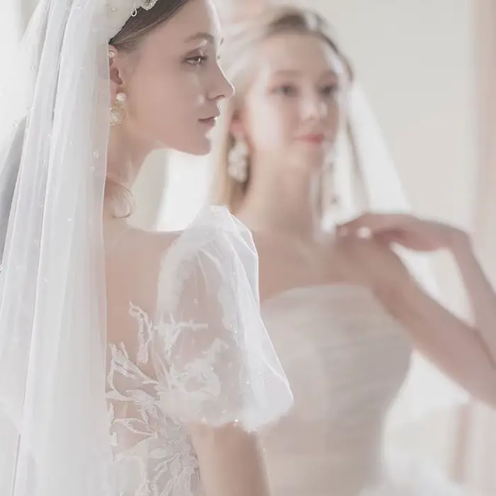 Robe de mariée blanche en soie et organza avec train de balayage et manches à bulles pour femmes occasions spéciales