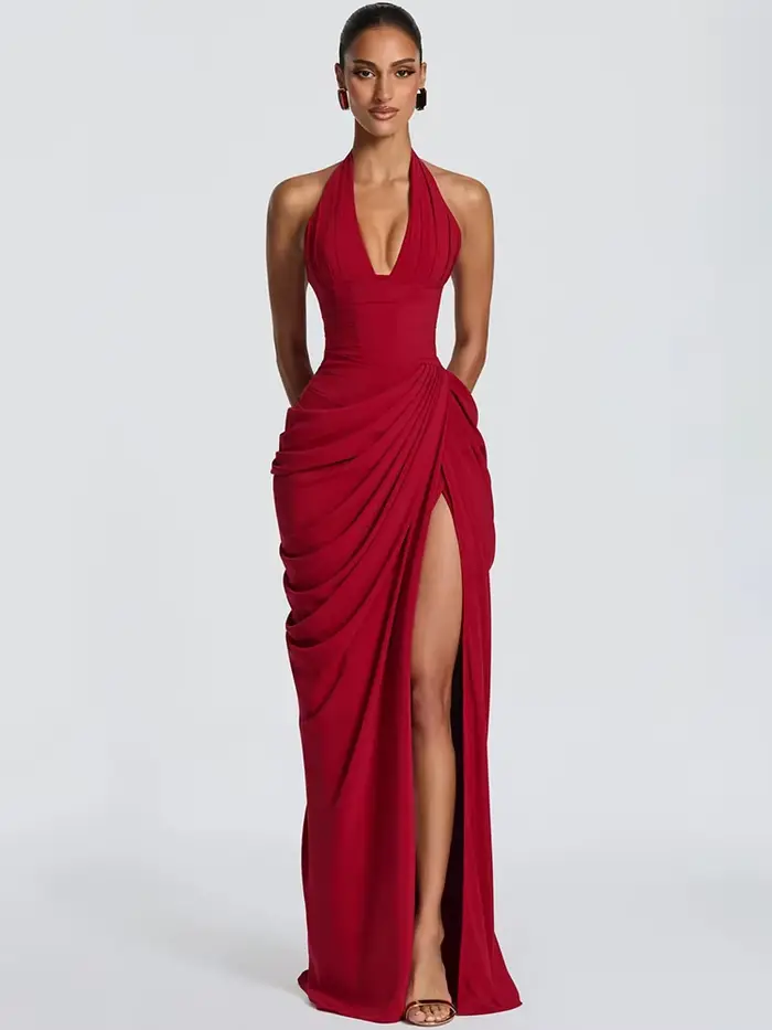Robe longue Mozision rouge bordeaux à col halter et décolleté plongeant pour femme