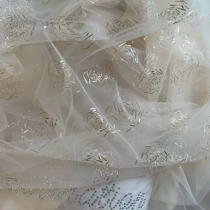 Tissu en dentelle à fleurs roses dorées