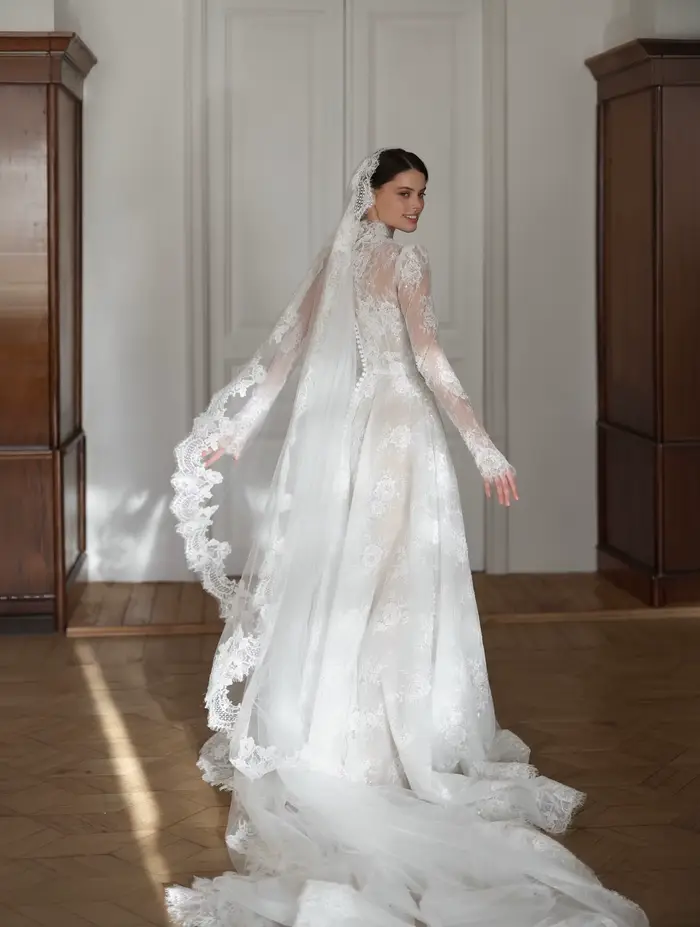 Robe de mariée de luxe en dentelle personnalisée avec train de balayage/brosse pour femmes élégantes occcasions spéciales