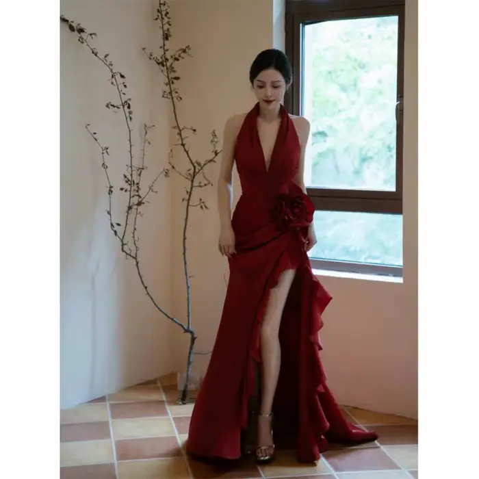 Col en v vin rouge robe de mariée