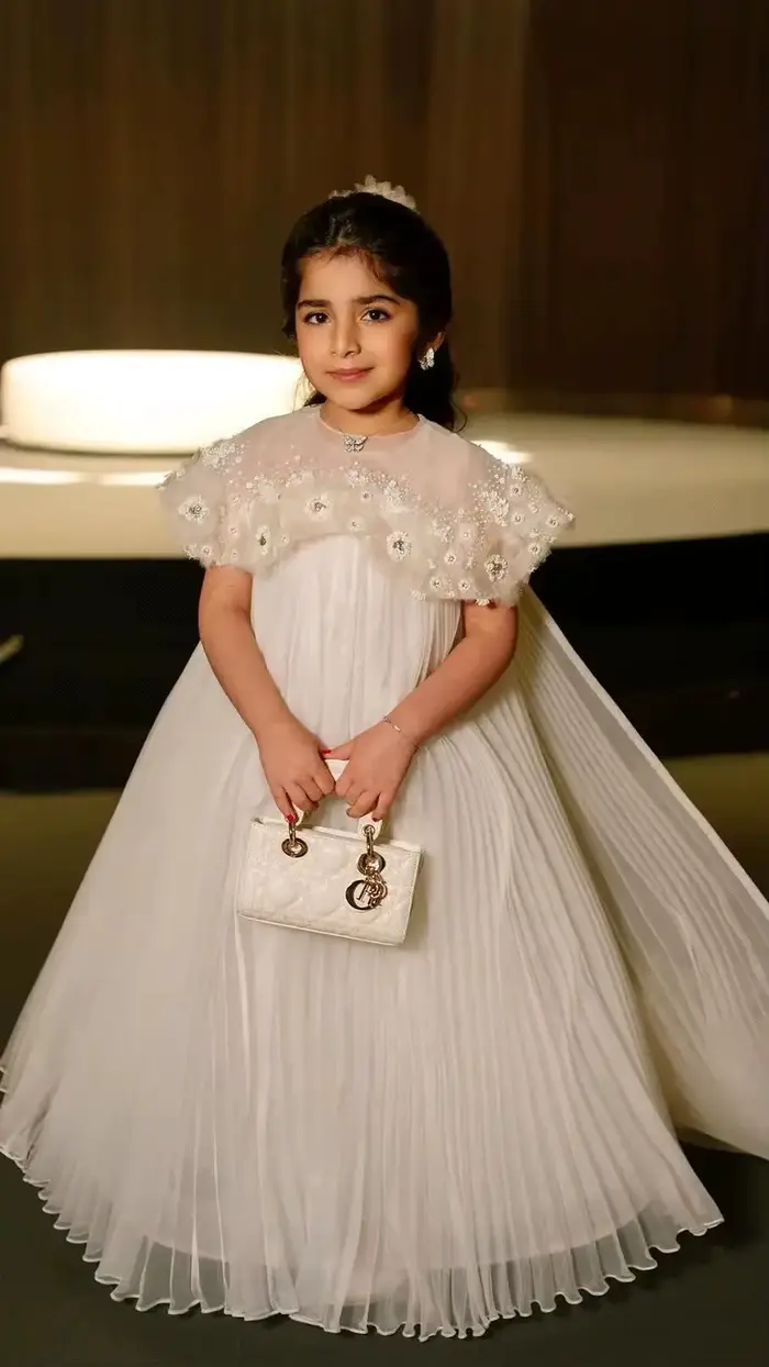 Robe de demoiselle d'honneur blanche avec appliques florales pour mariages et occasions spéciales pour enfants princesses