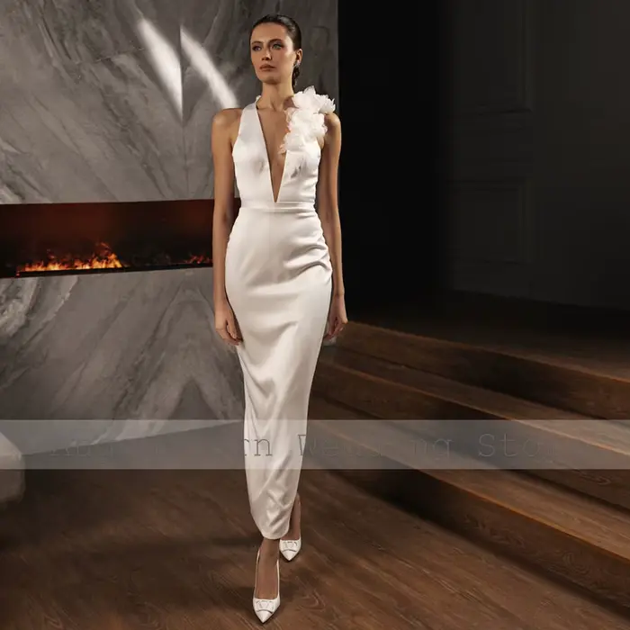 Robe de mariée mi-longue avec col en V profond