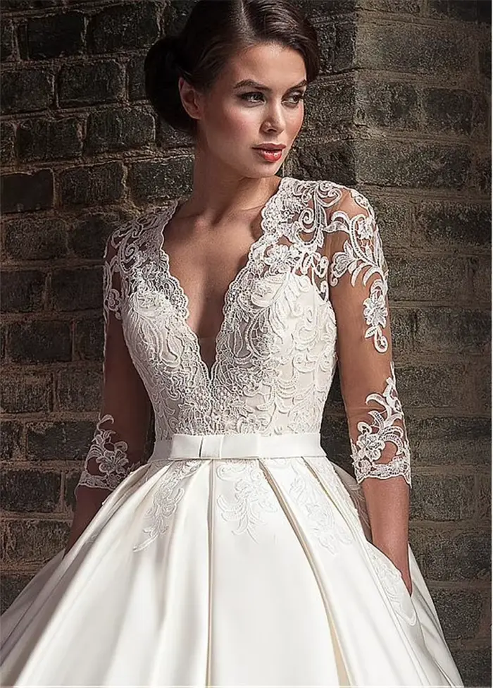 Robe de mariée en satin avec dentelle et col en V pour femme arabes occasions spéciales mariage élégante trapèze manches trois quarts polyester appliques dentelle trapèze sophistiquée