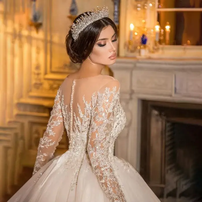 Robe de mariée en dentelle perlée à encolure dégagée transparente personnalisée