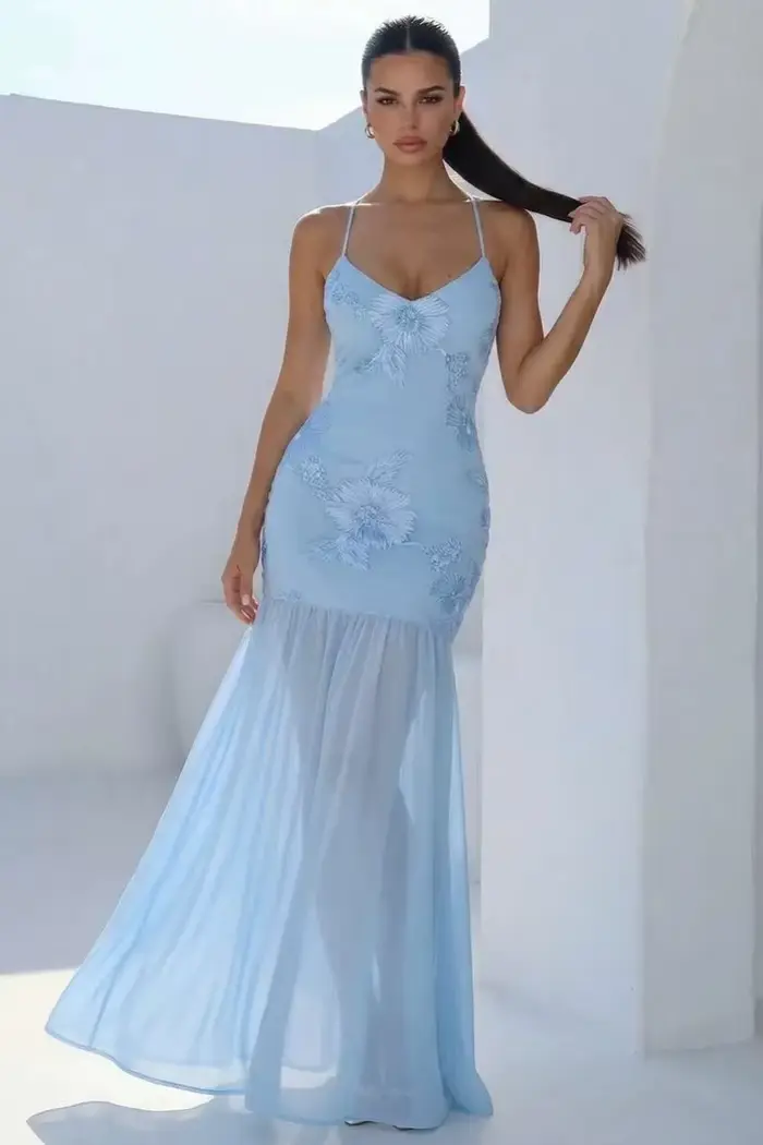 Robe de soirée bleu ciel brodée de fleurs