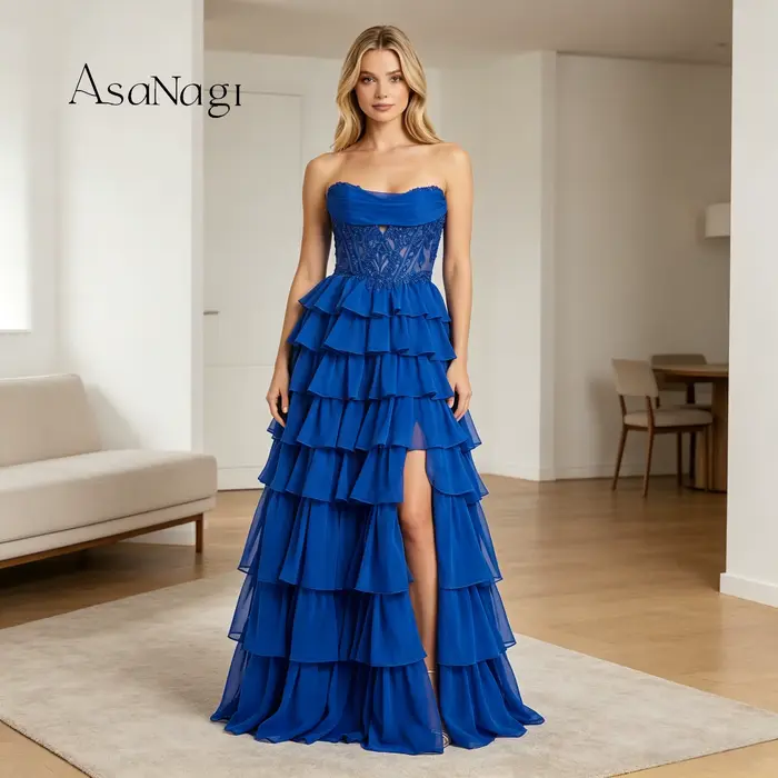 La mariée portait une robe de soirée bleue longue jusqu'au sol, sans bretelles, à volants superposés
