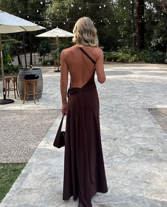 Robe longue marron asymétrique à une épaule