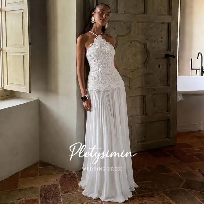 Robe de mariée bohème vintage coupe trapèze, dos nu, en dentelle florale, drapée en mousseline, pour