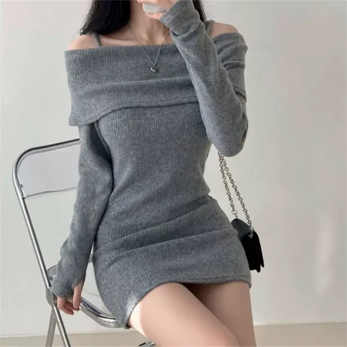 Mini robe tricotée noire épaules dénudées