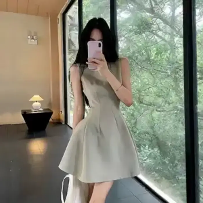 Robe noire sans manches ajustée et évasée pour femmes occasions spéciales et quotidienne