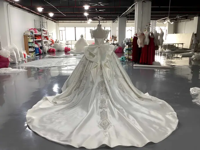 Robe de Mariée en Satin Exquise avec Dentelle, Perles et Cristal pour Femmes Occasions Spéciales