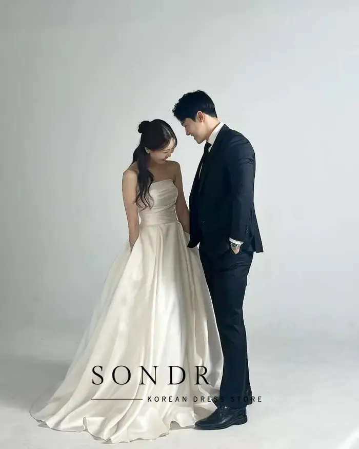 Sondr 2025 Simple une ligne robes de mariée coréennes séance Photo sans bretelles doux Satin plis balayage Train