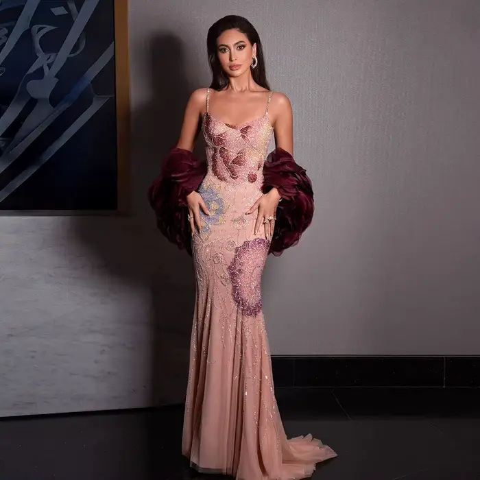 Robe de soirée rose de luxe avec manches Cape