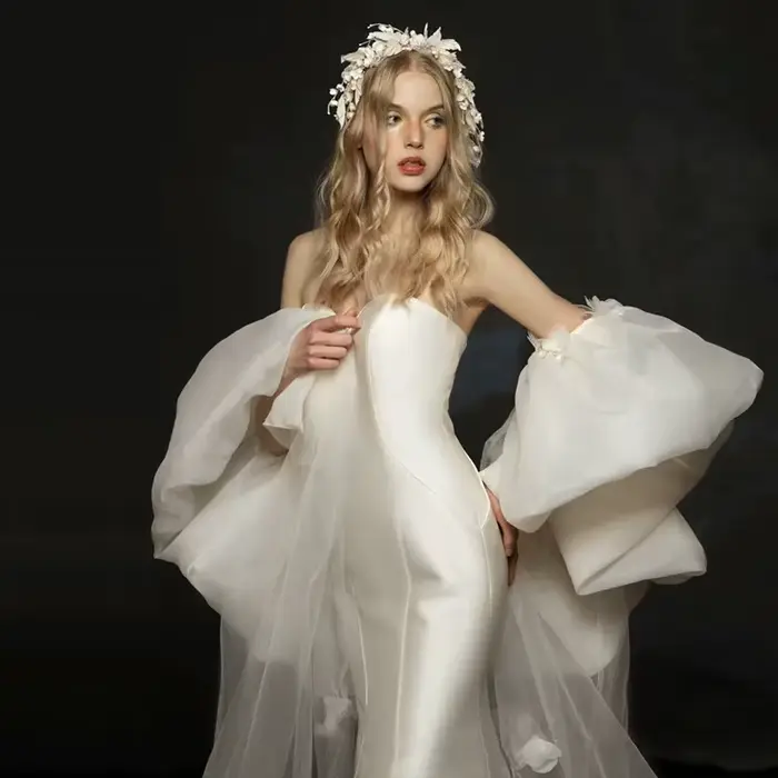 Robe de mariée légère en satin français avec queue de balayage, personnalisée pour femmes, élégante et sophistiquée pour occasions spéciales