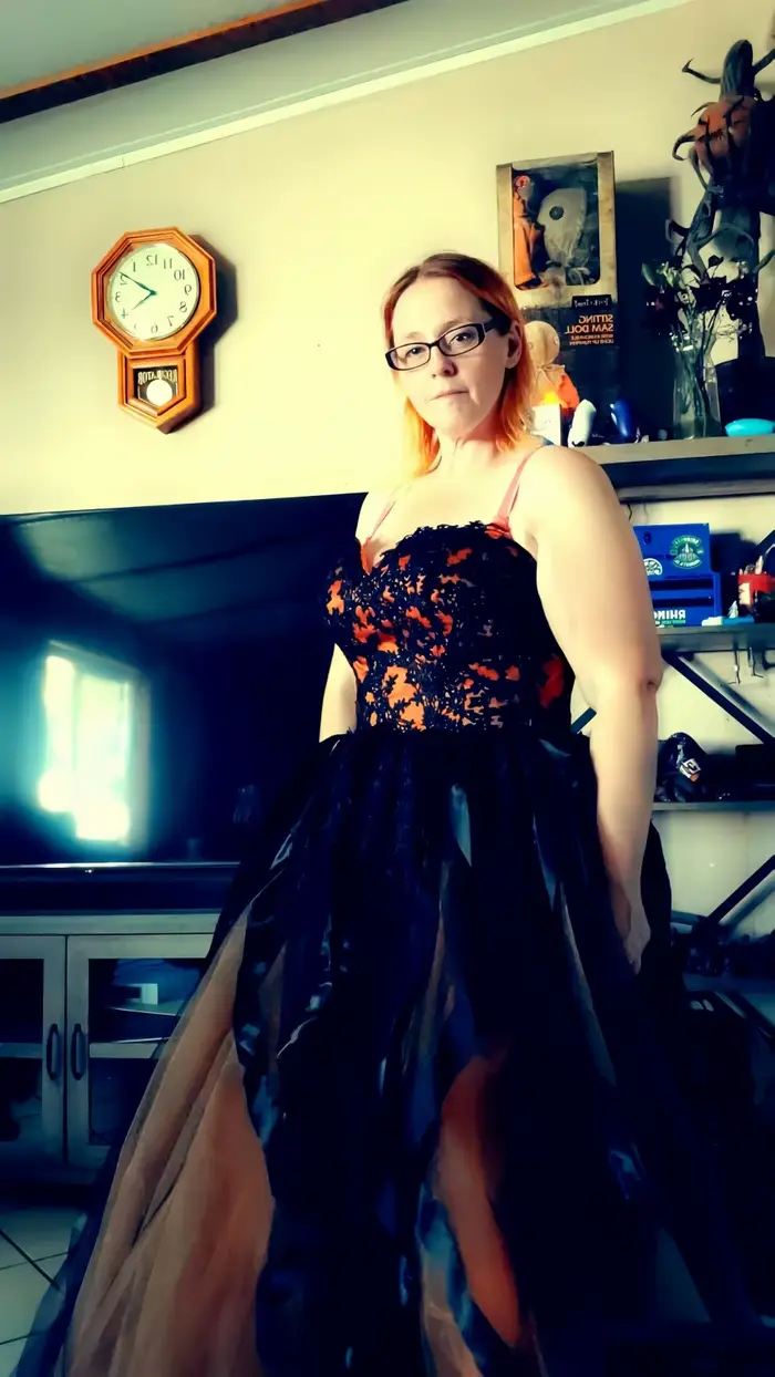 Robe de mariée gothique en tulle superposé avec détails en dentelle pour femmes romantiques et modernes occasions spéciales