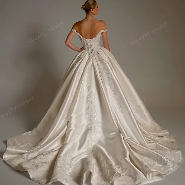 Robe de mariée épaules dénudées en satin avec perles et dentelle brodée