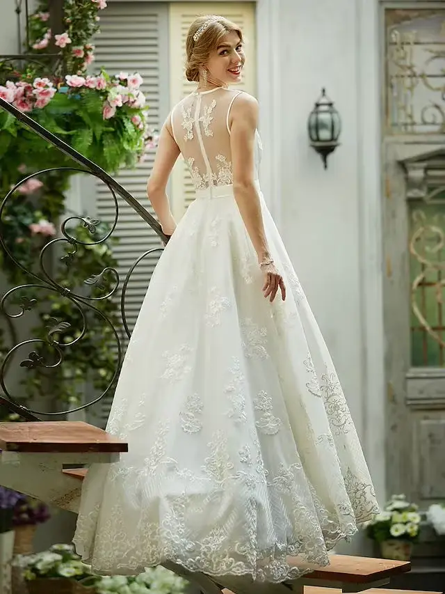 Robe de mariée de luxe en polyester avec décolleté plongeant et dos à lacets pour femmes occasions spéciales comme les mariages et les cérémonies de remise de diplômes