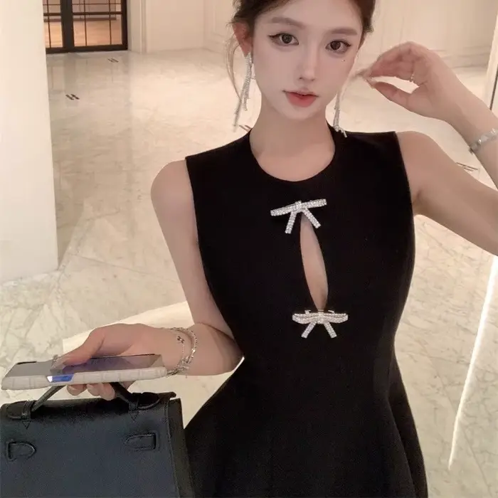 Petite robe noire élégante française haut de gamme avec nœud papillon