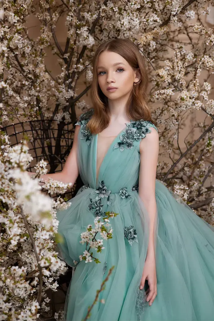 Nouvelle Robe de Demoiselle d'Honneur Chic 2026 en Maille avec Fleurs, Élégante, Ornée de Perles Florales en Relief, Jupe Tutu à Col en V Profond pour Filles, Idéale pour Spectacles et Fêtes