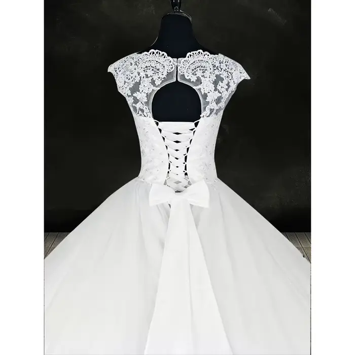 Robe de mariée blanche à épaules dénudées