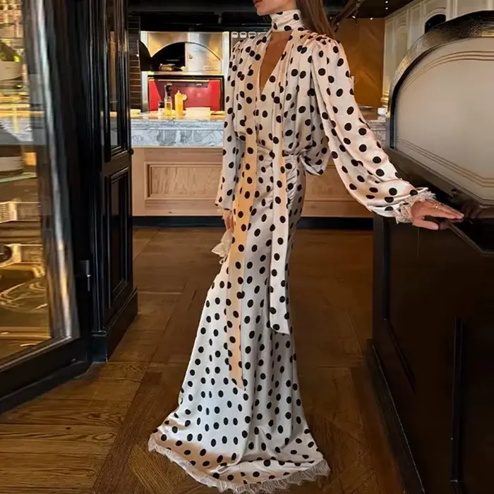 Robe de soirée élégante à pois style français taille haute col en V plissée luxueuse manches longues lanternes en satin longueur maxi pour femmes occasions spéciales
