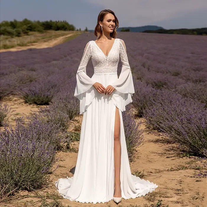 Robe de mariée en mousseline de soie à manches évasées personnalisées
