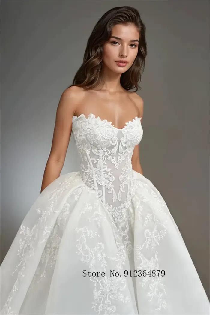 Robe de mariée luxueuse en dentelle avec appliques