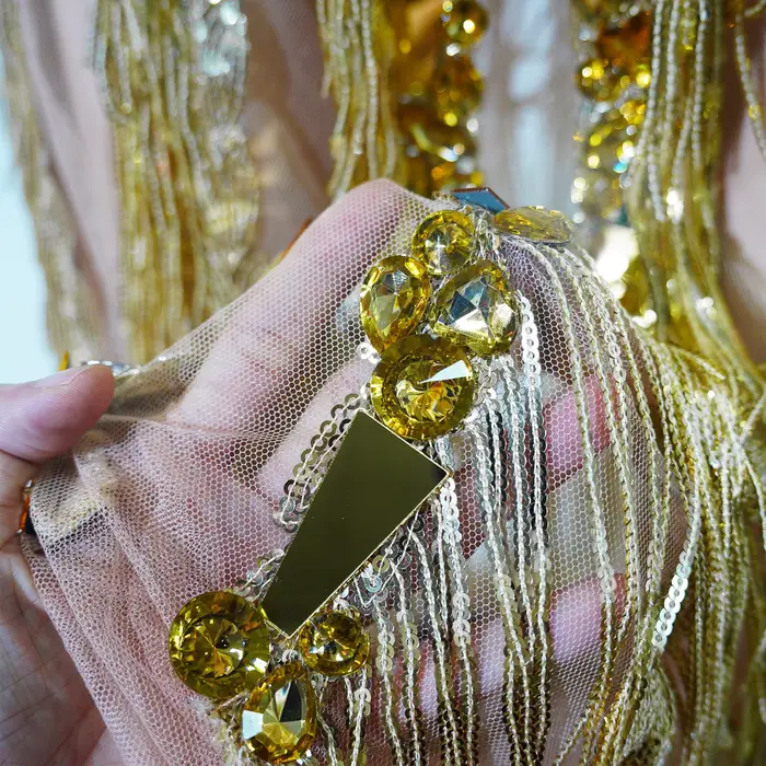 Robe longue de luxe dorée à franges et strass