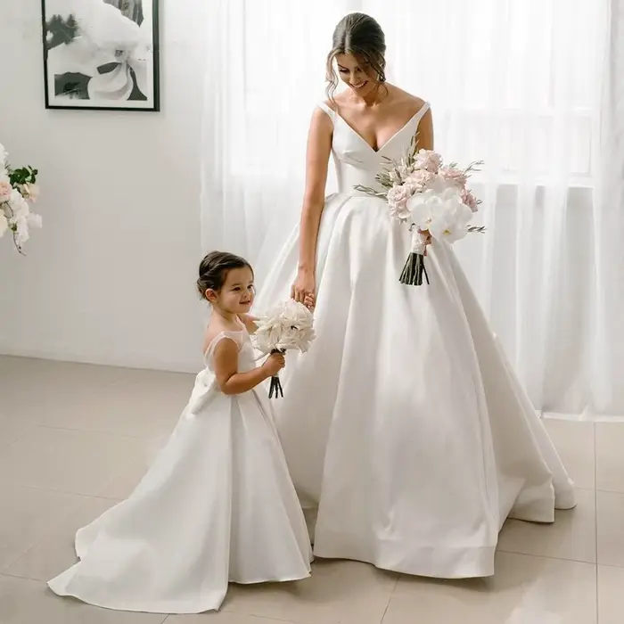 Robe de demoiselle d'honneur en satin et tulle sans manches pour enfants, silhouette trapèze, col rond, arc décoratif, blanc uni, pour mariage, première communion et reconstitutions historiques