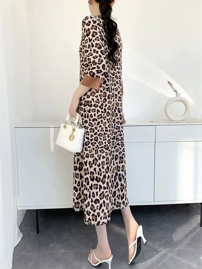 Robe léopard Miyake pour femme en polyester motif animalier col en V coupe régulière mi-mollet pour printemps été