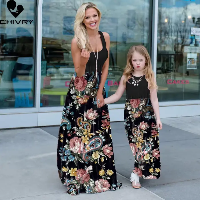 Robe d'été sans manches en patchwork de fleurs pour mère et filles occasions spéciales tenues assorties famille nouvelle collection polyester décontracté